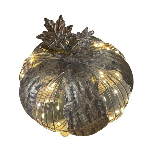 Metal pumpkin with warm twinkling lights in gold / bronze color - Picture 10 of 11